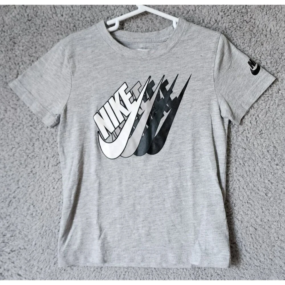 The Nike Tee Athletic Cut Gray Swoosh Logo‎ Boys T Shirt Youth Size Medium
